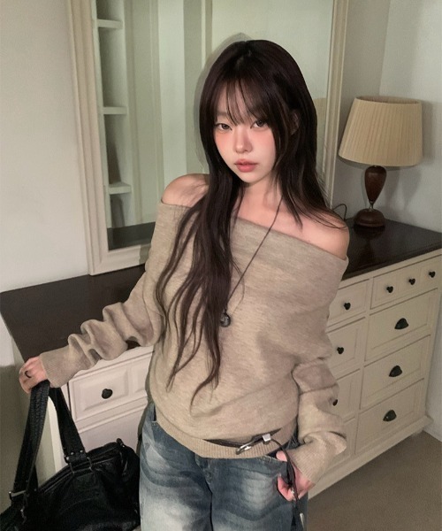 anyonemore（エニワンモア）の「シンプルルーズオフショルダーニット（ニット/セーター・レディース・チャコール/ベージュ・FREE）」の11枚目の写真