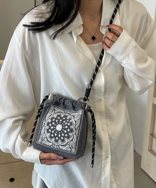 folka(フォルカ)の「10D44-SZ ペイズリー 刺繍 ミニショルダー(ショルダーバッグ・レディース・ブラック/グレー・ONESIZE)」の1枚目の写真