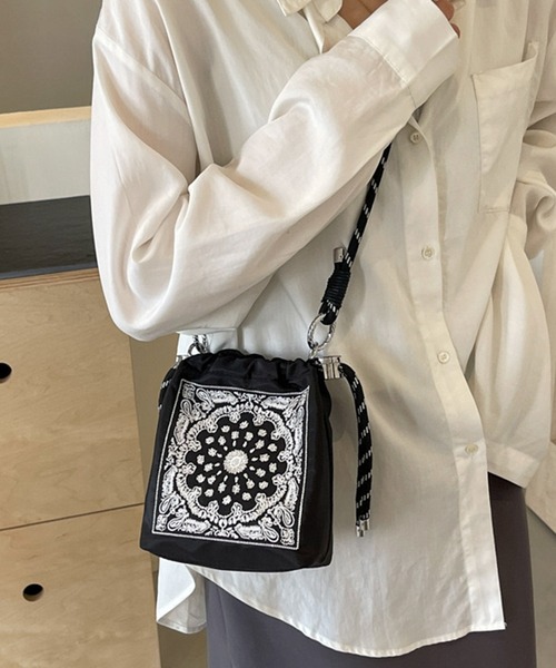 folka(フォルカ)の「10D44-SZ ペイズリー 刺繍 ミニショルダー(ショルダーバッグ・レディース・ブラック/グレー・ONESIZE)」の2枚目の写真