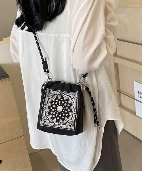 folka(フォルカ)の「10D44-SZ ペイズリー 刺繍 ミニショルダー(ショルダーバッグ・レディース・ブラック/グレー・ONESIZE)」の3枚目の写真