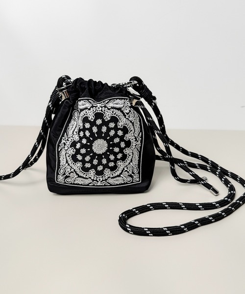 folka(フォルカ)の「10D44-SZ ペイズリー 刺繍 ミニショルダー(ショルダーバッグ・レディース・ブラック/グレー・ONESIZE)」の4枚目の写真