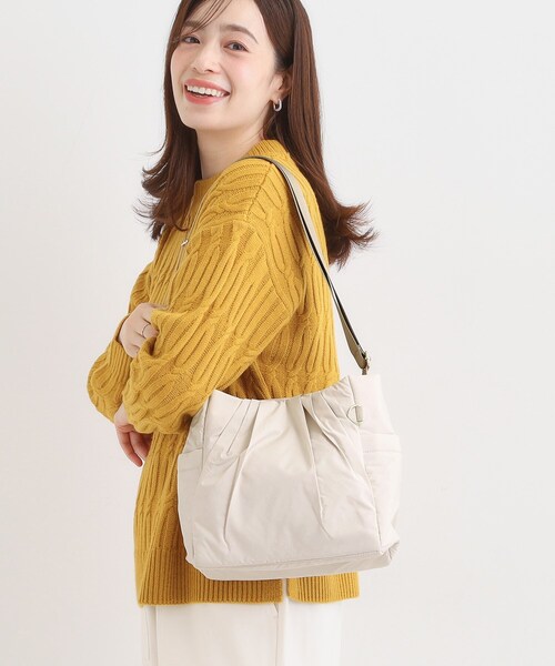SHOO・LA・RUE(シューラルー)の「【撥水/軽量】パフィ ショルダーバッグ(ショルダーバッグ・レディース・ナチュラル/ブラウン系/ブラック・00)」の6枚目の写真