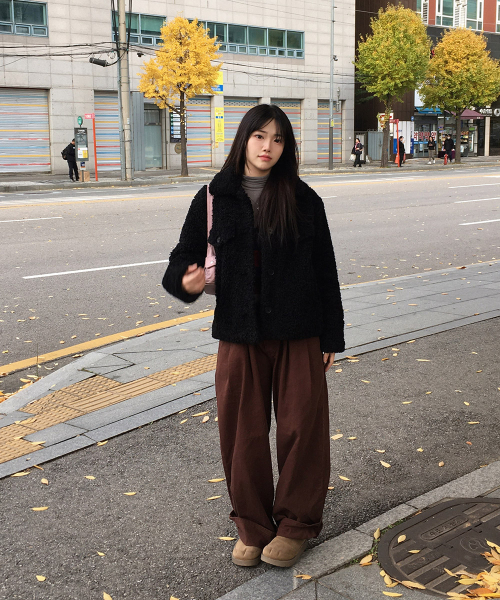 CHASECULT(チェイスカルト)の「女性ボアカラー半コート-ブラック(ムートンコート・レディース・ブラック・90/85)」の4枚目の写真
