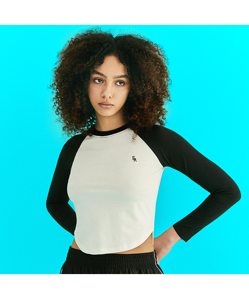 ERER(エルエル)の「Embroidered Logo Raglan T-Shirt Black(Tシャツ/カットソー・レディース・ブラック・2/1)」の1枚目の写真