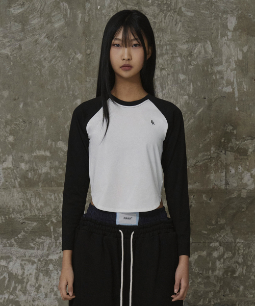 ERER(エルエル)の「Embroidered Logo Raglan T-Shirt Black(Tシャツ/カットソー・レディース・ブラック・2/1)」の3枚目の写真