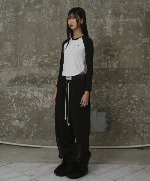ERER(エルエル)の「Embroidered Logo Raglan T-Shirt Black(Tシャツ/カットソー・レディース・ブラック・2/1)」の4枚目の写真