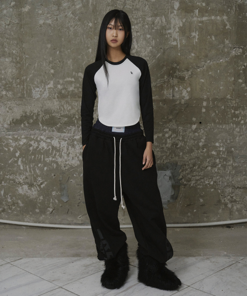 ERER(エルエル)の「Embroidered Logo Raglan T-Shirt Black(Tシャツ/カットソー・レディース・ブラック・2/1)」の5枚目の写真