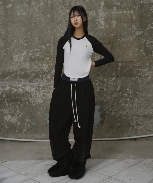 ERER(エルエル)の「Embroidered Logo Raglan T-Shirt Black(Tシャツ/カットソー・レディース・ブラック・2/1)」の6枚目の写真