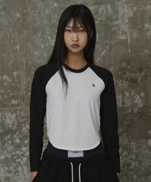 ERER(エルエル)の「Embroidered Logo Raglan T-Shirt Black(Tシャツ/カットソー・レディース・ブラック・2/1)」の7枚目の写真