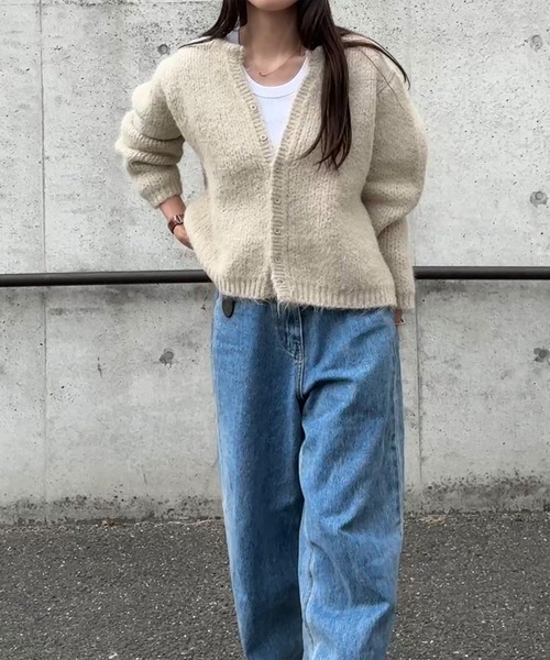 ISOOK（アイスー）の「ウールブレンドシャギーニットカーディガン(eri. select) / セーター 羽織り 長袖 Vネック オフィス 無地 クリーム チャコール（カーディガン/ボレロ・レディース・チャコール/クリーム・FREE）」の2枚目の写真