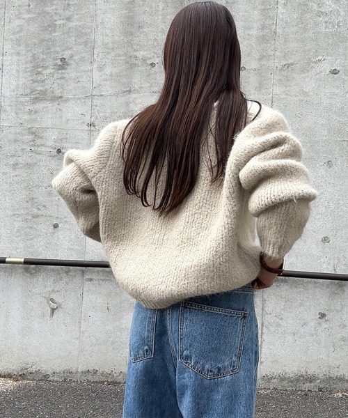 ISOOK（アイスー）の「ウールブレンドシャギーニットカーディガン(eri. select) / セーター 羽織り 長袖 Vネック オフィス 無地 クリーム チャコール（カーディガン/ボレロ・レディース・チャコール/クリーム・FREE）」の4枚目の写真