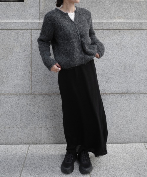ISOOK（アイスー）の「ウールブレンドシャギーニットカーディガン(eri. select) / セーター 羽織り 長袖 Vネック オフィス 無地 クリーム チャコール（カーディガン/ボレロ・レディース・チャコール/クリーム・FREE）」の11枚目の写真