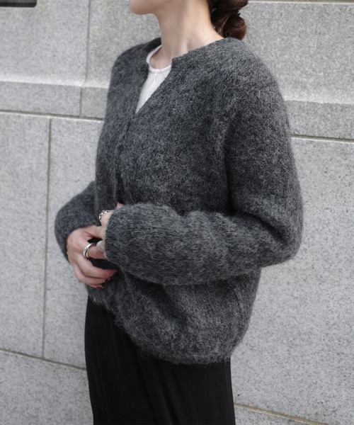 ISOOK（アイスー）の「ウールブレンドシャギーニットカーディガン(eri. select) / セーター 羽織り 長袖 Vネック オフィス 無地 クリーム チャコール（カーディガン/ボレロ・レディース・チャコール/クリーム・FREE）」の12枚目の写真
