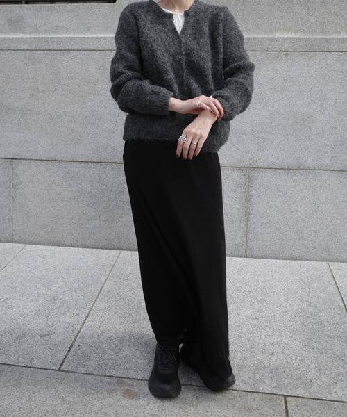 ISOOK（アイスー）の「ウールブレンドシャギーニットカーディガン(eri. select) / セーター 羽織り 長袖 Vネック オフィス 無地 クリーム チャコール（カーディガン/ボレロ・レディース・チャコール/クリーム・FREE）」の14枚目の写真