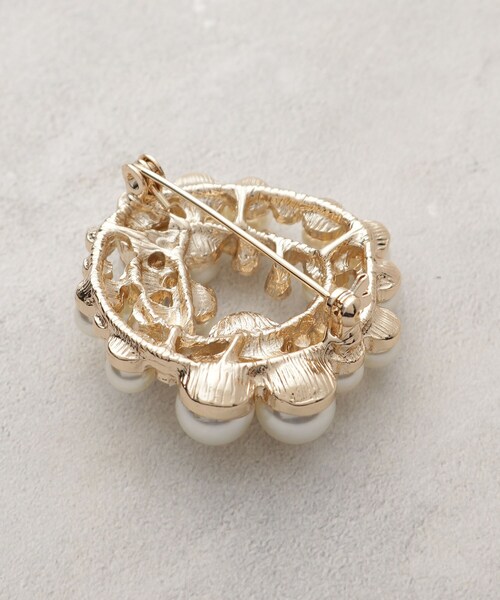 OPAQUE.CLIP（オペークドットクリップ）の「フェイクパール×ビジュー ラウンドブローチ（ブローチ/コサージュ・レディース・ゴールド/シルバー・00）」の4枚目の写真