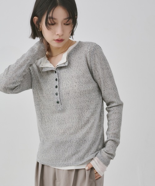 hunch(ハンチ)の「ヘンリーネック シアーレイヤードトップス(Tシャツ/カットソー・レディース・ブラック×グレー/ホワイト×ホワイト/ベージュ系その他/グレー×ホワイト/グレー×ピンク/グレー×サックスブルー・FREE)」の3枚目の写真