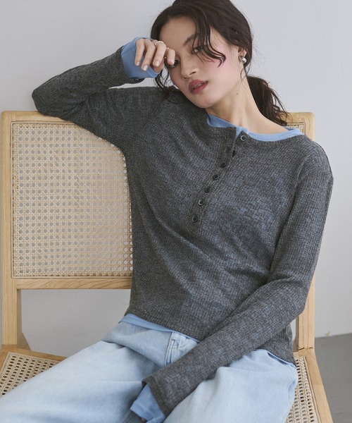 hunch(ハンチ)の「ヘンリーネック シアーレイヤードトップス(Tシャツ/カットソー・レディース・ブラック×グレー/ホワイト×ホワイト/ベージュ系その他/グレー×ホワイト/グレー×ピンク/グレー×サックスブルー・FREE)」の5枚目の写真