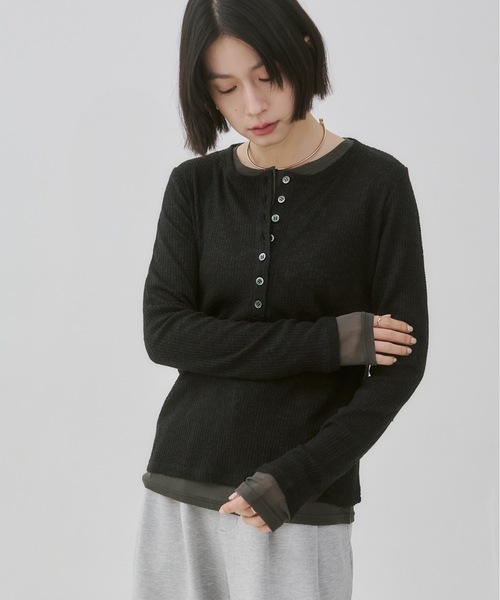 hunch(ハンチ)の「ヘンリーネック シアーレイヤードトップス(Tシャツ/カットソー・レディース・ブラック×グレー/ホワイト×ホワイト/ベージュ系その他/グレー×ホワイト/グレー×ピンク/グレー×サックスブルー・FREE)」の2枚目の写真