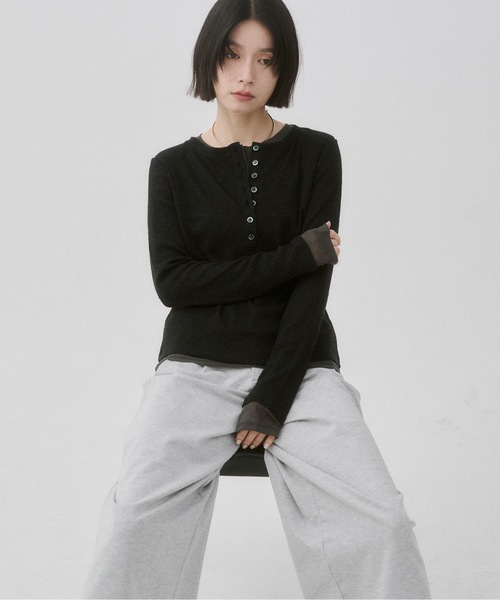 hunch(ハンチ)の「ヘンリーネック シアーレイヤードトップス(Tシャツ/カットソー・レディース・ブラック×グレー/ホワイト×ホワイト/ベージュ系その他/グレー×ホワイト/グレー×ピンク/グレー×サックスブルー・FREE)」の17枚目の写真