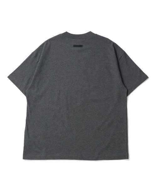 FOG ESSENTIALS(エフオージーエッセンシャルズ)の「ESSENTIALS Classic Short Sleeve Tee エッセンシャルズ(Tシャツ/カットソー・メンズ・グレー系その他・MEDIUM/SMALL/LARGE)」の2枚目の写真