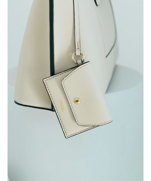 TONAL（トーナル）の「《14inchPC/A4対応/パスケース付》フェイクレザーWideトートバッグ（トートバッグ・レディース・オフホワイト/ライトグレー/キャメル・FREE）」の13枚目の写真