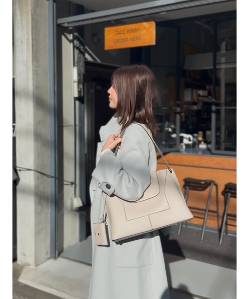 TONAL（トーナル）の「《14inchPC/A4対応/パスケース付》フェイクレザーWideトートバッグ（トートバッグ・レディース・オフホワイト/ライトグレー/キャメル・FREE）」の4枚目の写真