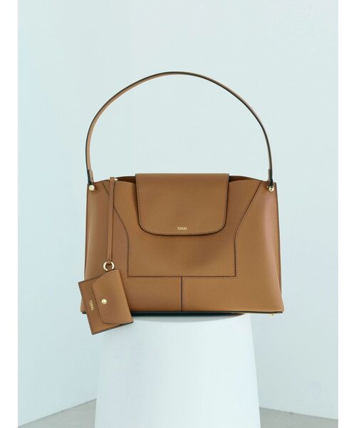 TONAL(トーナル)の「《14inchPC/A4対応/パスケース付》フェイクレザーWideトートバッグ(トートバッグ・レディース・オフホワイト/ライトグレー/キャメル・FREE)」の7枚目の写真