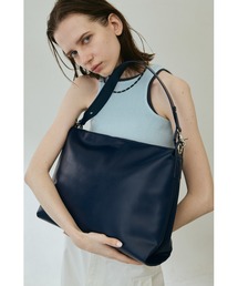 un/neu（アンノイ）の「2WAYマチありスクエアBIGショルダー  / A4、PC収納可能（ショルダーバッグ）」