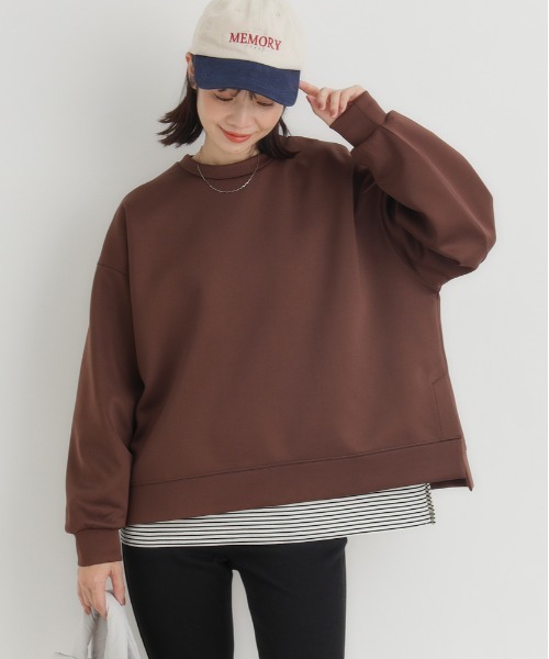 Right-on（ライトオン）の「【HONEYSUCKLE ROSE】ポンチスリットプルオーバー (シワ防止 / 体型カバー / 着回し抜群)（スウェット・レディース・ブラック/オフホワイト/グレー/ブラウン・S/M/L）」の4枚目の写真