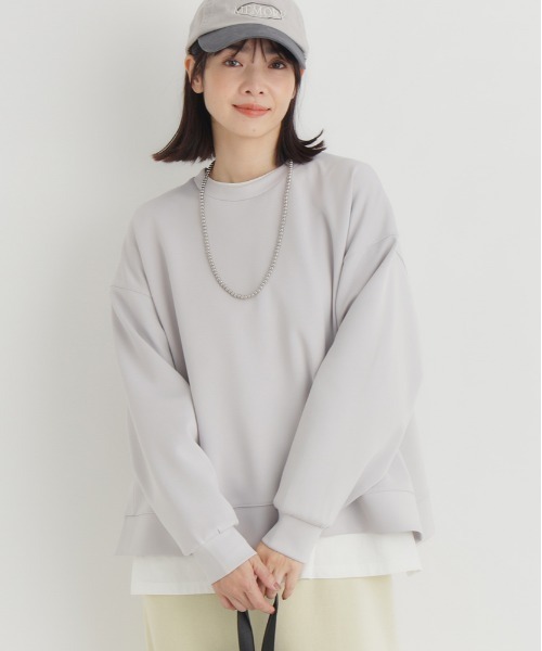 Right-on（ライトオン）の「【HONEYSUCKLE ROSE】ポンチスリットプルオーバー (シワ防止 / 体型カバー / 着回し抜群)（スウェット・レディース・ブラック/オフホワイト/グレー/ブラウン・S/M/L）」の3枚目の写真