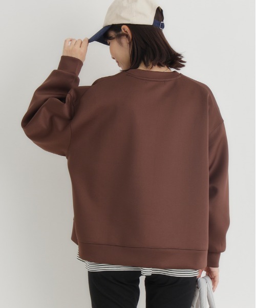 Right-on（ライトオン）の「【HONEYSUCKLE ROSE】ポンチスリットプルオーバー (シワ防止 / 体型カバー / 着回し抜群)（スウェット・レディース・ブラック/オフホワイト/グレー/ブラウン・S/M/L）」の13枚目の写真