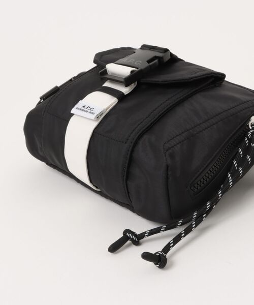 A.P.C.（アーペーセー）の「BANANE TREK（ボディバッグ/ウエストポーチ・メンズ・ブラック・ONESIZE）」の3枚目の写真