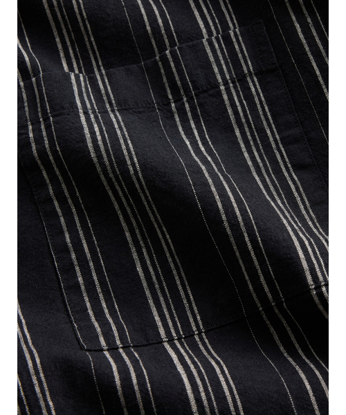 GAP（ギャップ）の「テクスチャー コットンリネンシャツ（シャツ/ブラウス・メンズ・ブラウン/ブラック系その他/ブラック・XS/S/M/L/XL）」の8枚目の写真