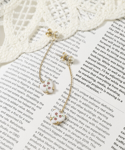 JUNCO Paris(ジュンコパリ)の「Junco Paris/ジュンコパリ vintage porcelain heart earring / BO-26P-FH01-B / ヴィンテージ ハートモチーフ チェーンピアス(ピアス(両耳用)・レディース・レッド/ブルー・ONE SIZE)」の1枚目の写真