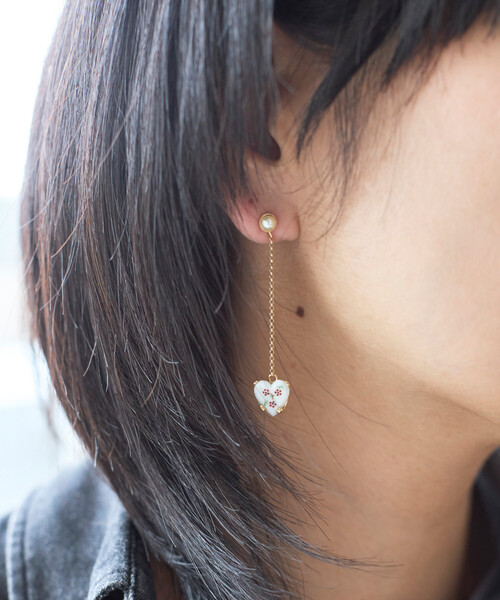 JUNCO Paris(ジュンコパリ)の「Junco Paris/ジュンコパリ vintage porcelain heart earring / BO-26P-FH01-B / ヴィンテージ ハートモチーフ チェーンピアス(ピアス(両耳用)・レディース・レッド/ブルー・ONE SIZE)」の5枚目の写真
