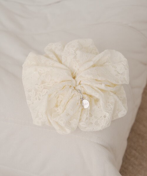 Chico（チコ）の「プレートチャーム付きアソートシュシュ（イヤリング・レディース・ホワイト系その他/ブラック/アイボリー・FREE）」の2枚目の写真