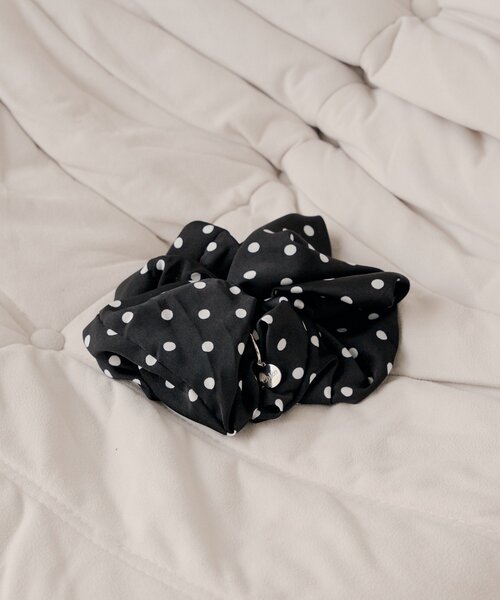 Chico（チコ）の「プレートチャーム付きアソートシュシュ（イヤリング・レディース・ホワイト系その他/ブラック/アイボリー・FREE）」の3枚目の写真