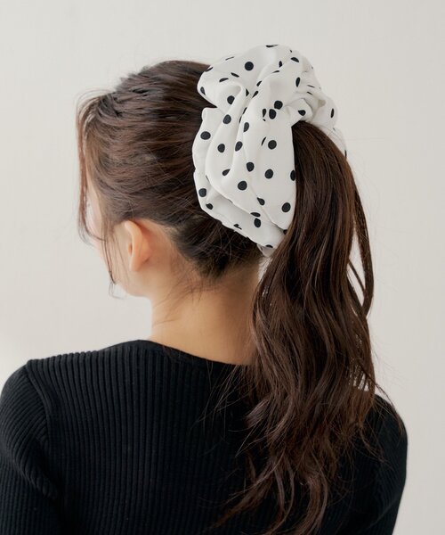 Chico（チコ）の「プレートチャーム付きアソートシュシュ（イヤリング・レディース・ホワイト系その他/ブラック/アイボリー・FREE）」の4枚目の写真