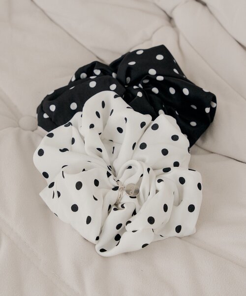 Chico（チコ）の「プレートチャーム付きアソートシュシュ（イヤリング・レディース・ホワイト系その他/ブラック/アイボリー・FREE）」の7枚目の写真