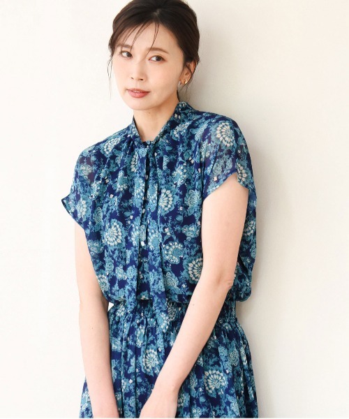 MK MICHEL KLEIN（エムケーミッシェルクラン）の「[洗える]前後2way/更紗プリント花柄シフォンブラウス（シャツ/ブラウス・レディース・ネイビー/ベージュ・38）」の2枚目の写真