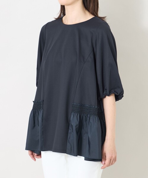 TO BE CHIC(トゥー ビー シック)の「スモッキング ティアードチュニック(Tシャツ/カットソー・レディース・ブラック/ネイビー/オフホワイト・40)」の9枚目の写真