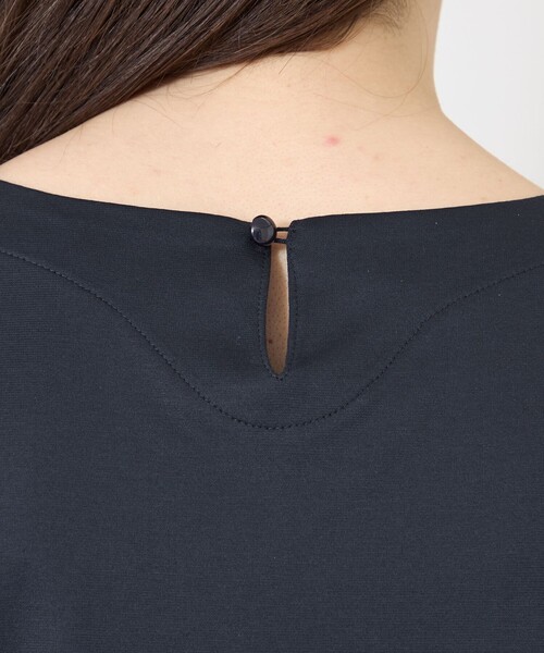 TO BE CHIC(トゥー ビー シック)の「スモッキング ティアードチュニック(Tシャツ/カットソー・レディース・ブラック/ネイビー/オフホワイト・40)」の12枚目の写真