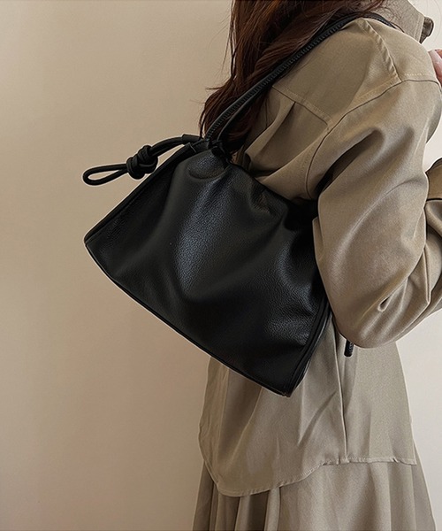 by LEGNA(バイレグナ)の「ギャザー巾着ショルダーバッグ(ショルダーバッグ・レディース・ブラック/ダークブラウン/ブラウン/アイボリー/ブラウン系その他/グレイッシュベージュ・FREE)」の7枚目の写真