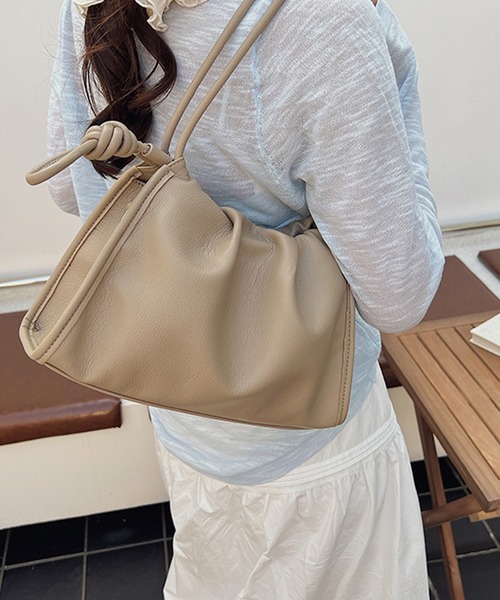 by LEGNA(バイレグナ)の「ギャザー巾着ショルダーバッグ(ショルダーバッグ・レディース・ブラック/ダークブラウン/ブラウン/アイボリー/ブラウン系その他/グレイッシュベージュ・FREE)」の13枚目の写真