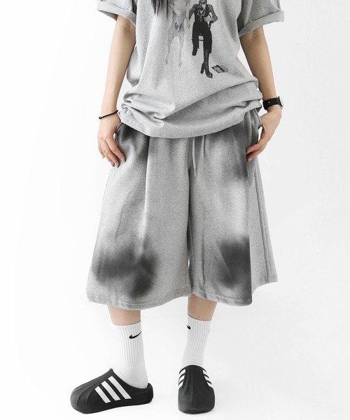 minsobi(ミンソビ)の「ダーティスプレーグラデーション ワイドスウェットハーフパンツ ユニセックス(スウェットパンツ・メンズ・ブラック/グレー・FREE)」の1枚目の写真