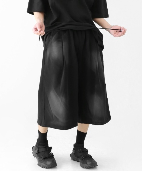 minsobi(ミンソビ)の「ダーティスプレーグラデーション ワイドスウェットハーフパンツ ユニセックス(スウェットパンツ・メンズ・ブラック/グレー・FREE)」の2枚目の写真