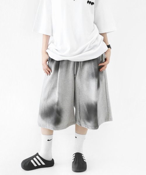 minsobi(ミンソビ)の「ダーティスプレーグラデーション ワイドスウェットハーフパンツ ユニセックス(スウェットパンツ・メンズ・ブラック/グレー・FREE)」の22枚目の写真