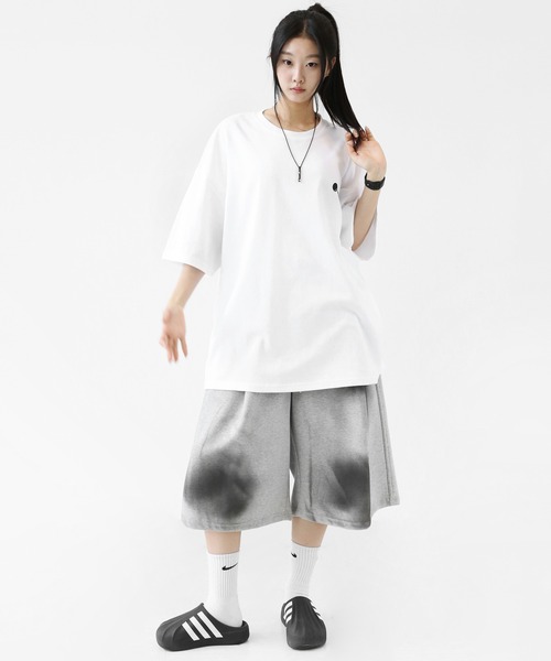 minsobi(ミンソビ)の「ダーティスプレーグラデーション ワイドスウェットハーフパンツ ユニセックス(スウェットパンツ・メンズ・ブラック/グレー・FREE)」の14枚目の写真