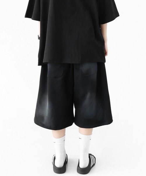 minsobi(ミンソビ)の「ダーティスプレーグラデーション ワイドスウェットハーフパンツ ユニセックス(スウェットパンツ・メンズ・ブラック/グレー・FREE)」の9枚目の写真