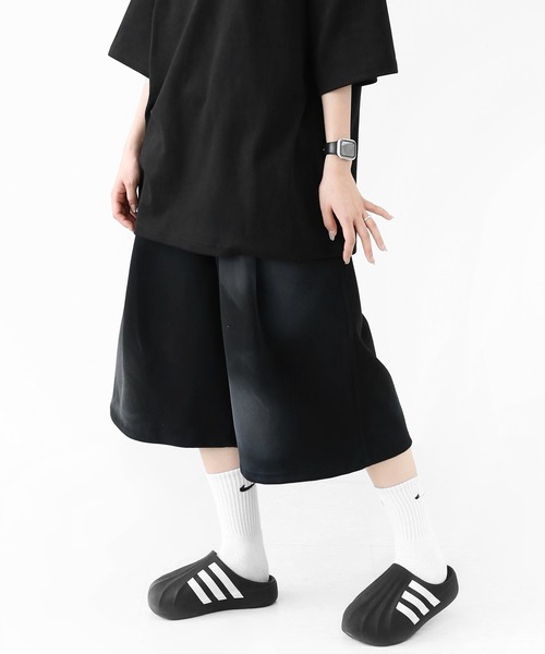 minsobi(ミンソビ)の「ダーティスプレーグラデーション ワイドスウェットハーフパンツ ユニセックス(スウェットパンツ・メンズ・ブラック/グレー・FREE)」の10枚目の写真